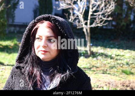 Une femme aux cheveux rouges au soleil Banque D'Images