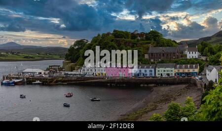 Maisons colorées à l'ancien port de Portree, île de Skye, Écosse, Royaume-Uni Banque D'Images