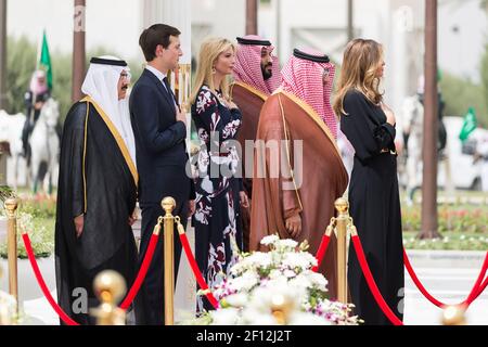 La première dame Melania, accompagnée du conseiller principal de la Maison-Blanche Jared Kushner et de l'assistant du président Ivanka Trump, participe aux cérémonies d'arrivée le samedi 20 2017 mai au Palais de la Cour royale à Riyad en Arabie Saoudite. Banque D'Images