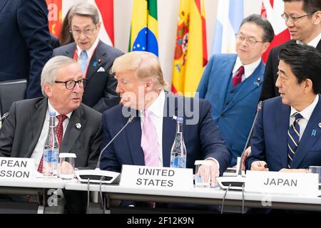 Le président Donald Trump est assis à côté du Premier ministre japonais Shinzo Abe et le président de la Commission européenne Jean-Claude Juncker participe à l'événement spécial des dirigeants du G20 sur l'économie numérique lors du sommet du G20 au Japon le vendredi 28 2019 juin à Osaka au Japon. Banque D'Images