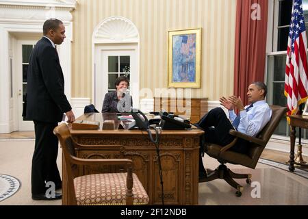 Le président Barack Obama rencontre Rob Nabors, assistant du président pour les affaires législatives, et Valerie Jarrett, conseillère principale dans le bureau ovale, le 31 décembre 2012 Banque D'Images