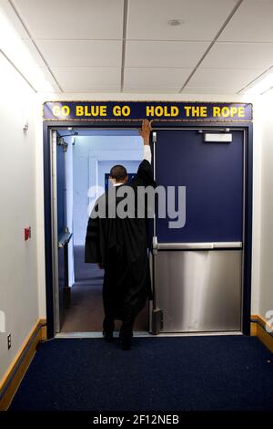 Le président Barack Obama touche le panneau au-dessus de la porte du vestiaire du stade Michigan, avant de donner l'adresse de commencement aux diplômés de l'Université du Michigan à Ann Arbor, Michigan, le 1er mai 2010 Banque D'Images