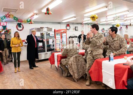 Le président Donald Trump rejoint par la première dame Melania Trump visite les troupes américaines dans leur salle à manger le mercredi 26 2018 décembre à la base aérienne d'Al-Asad en Irak. Banque D'Images