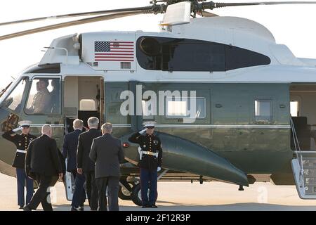 Le président Donald Trump est à bord de Marine One, accompagné du représentant américain Kevin McCarthy R-Calif. Et du sénateur américain Lindsey Graham R- S.C. à l'aéroport international de Los Angeles à Los Angeles le mardi 18 2020 février en route vers l'aéroport de Santa Monica en Californie. Banque D'Images