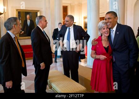 Le président Barack Obama rit avec la secrétaire à la Santé et aux Services humains Kathleen Sebelius à la suite de la photo officielle du groupe du Cabinet dans le Grand foyer de la Maison Blanche, le 26 2012 juillet. Sur la photo de gauche : le secrétaire à l'énergie Steven Chu; le secrétaire aux Transports Ray LaHood; le secrétaire à l'éducation Arne Duncan; et le procureur général Eric Holder. Banque D'Images