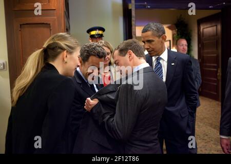 Le président russe Dmitry Medvedev plaisantait avec le président français Nicolas Sarkozy au sujet de sa veste de costume avant un déjeuner de travail au Sommet du G8 à Muskoka Canada le 25 2010 juin. Banque D'Images