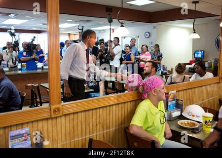 Le président Barack Obama s'entretient avec les patrons alors qu'il attend son ordre de déjeuner lors d'un arrêt au Skyline Chili à Cincinnati, Ohio, le 16 2012 juillet. Banque D'Images