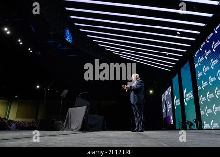 Le président Donald Trump salue les applaudissements de la foule le samedi 21 2019 décembre, alors qu'il arrive sur scène pour prendre la parole au 5e Sommet annuel de Turning point USA sur l'action des étudiants au centre de congrès du comté de Palm Beach à West Palm Beach Fla Banque D'Images