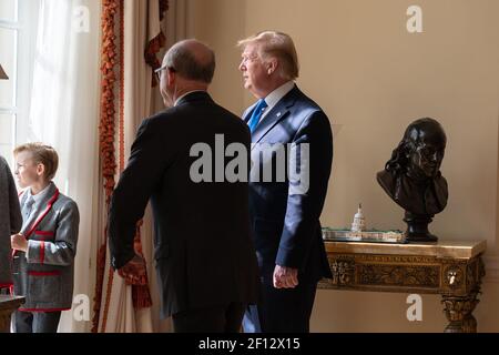 Le président Donald Trump et l'ambassadeur des États-Unis en Grande-Bretagne Woody Johnson regardent le lundi 3 2019 juin depuis une fenêtre à la Maison Winfield la résidence officielle de l'ambassadeur des États-Unis en tant que Marine One part. Banque D'Images