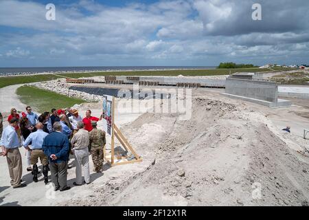 Le président Donald Trump assiste à une tournée et à un briefing vendredi 29 2019 mars alors qu'il visite la dyke Herbert Hoover de 143 kilomètres dans la Floride du lac Okeechobee qui entoure le lac Okeechobee. La digue qui fait partie du réseau des Everglades de Kissimmee-Okeechobee réduit les répercussions des inondations dans les régions du sud de la Floride. Banque D'Images