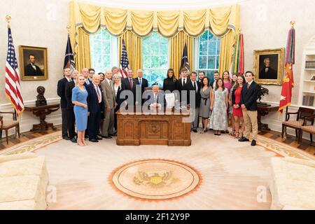 Le président Donald Trump et la première dame Melania Trump, rejoints par le vice-président Mike Pence et l'administrateur de la NASA Jim Bridenstine, posent pour une photo avec les astronautes d'Apollo 11 Buzz Aldrin et Michael Collins, leurs membres de la famille et la famille de Neil Armstrong, le vendredi 19 2019 juillet, au cours d'une séance de photo commémorative Pour le 50ème anniversaire de l'Apollo 11 lune d'atterrissage dans le Bureau ovale de la Maison Blanche. Banque D'Images