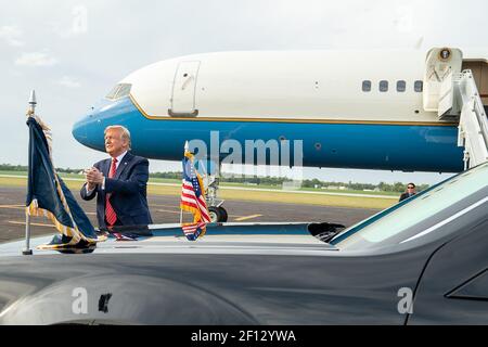 Le président Donald Trump fait des vagues et reconnaît ses partisans lorsqu'il arrive dimanche 22 2019 septembre à l'aéroport Allen de Lima, dans l'Ohio. Banque D'Images