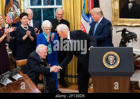 Le président Donald Trump écoute le vice-président Mike Pence dans son allocution du mardi 8 2019 octobre dans le bureau ovale de la Maison Blanche. Banque D'Images