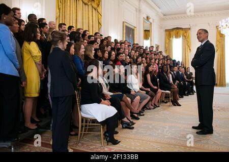 Le président Barack Obama s'entretient avec les membres de la classe de stagiaires du printemps 2012 à la Maison-Blanche avant une photo de groupe dans la salle est de la Maison-Blanche le 26 2012 avril. Banque D'Images