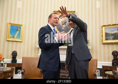 Le président Barack Obama plaisanta avec le Premier ministre australien Tony Abbott à la suite d'une réunion bilatérale dans le Bureau ovale, le 12 juin 2014. Banque D'Images