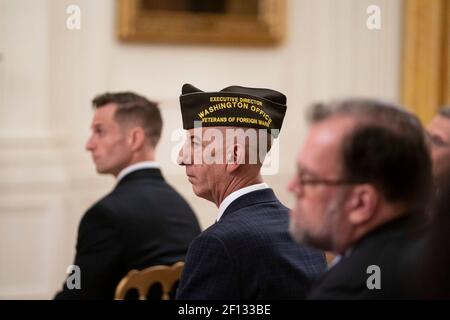 Les invités écoutent les discours du président Donald Trump lors de l'événement DE feuille de route DU groupe DE travail DES EMPÊCHEZ le mercredi 17 2020 juin dans la salle est de la Maison Blanche. Banque D'Images