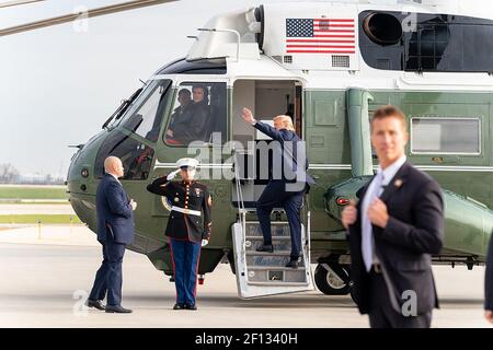 Le président Donald Trump monte à bord de Marine One à lâ€™aéroport international dâ€™Oâ€™Hare Ã Chicago le lundi 28 2019 octobre en route vers la zone dâ€™atterrissage de Soldier Field. Banque D'Images