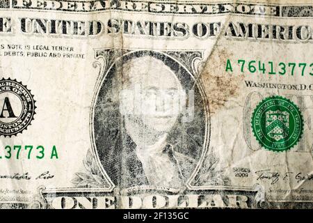 Gros plan sur le recto d'une ancienne facture de dollar américain usée et sale froissée. Banque D'Images