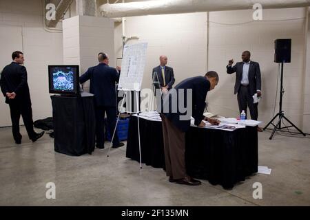 Le président Barack Obama signe des livres et d'autres articles en coulisses à l'Université d'État de Cleveland, à Cleveland, Ohio, le 31 octobre 2010 Banque D'Images