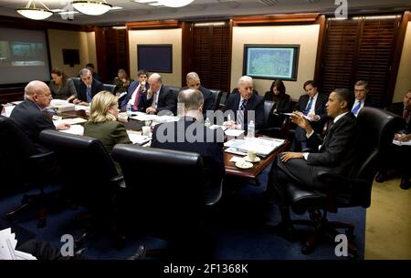 Le président Barack Obama rencontre son équipe de sécurité nationale sur l'Afghanistan et le Pakistan dans la salle de situation de la Maison Blanche le 27 2011 janvier. Banque D'Images