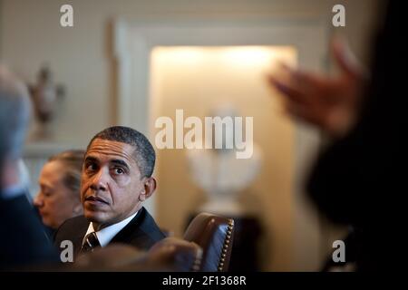 Le président Barack Obama écoute les remarques du conseiller principal David Plouffe lors d'une réunion du Cabinet dans la salle du Cabinet de la Maison Blanche le 31 2012 janvier. Banque D'Images