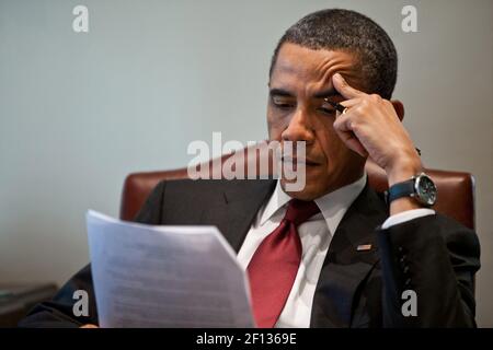 Le président Barack Obama lit un document dans le Bureau ovale extérieur alors qu’il se prépare à une conférence de presse avec le Premier ministre canadien Stephen Harper, le 4 février 2011 Banque D'Images