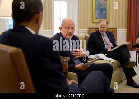 Le président Barack Obama est informé sur la Corée du Nord par le directeur du renseignement national James Clapper et le conseiller à la sécurité nationale Tom Donilon lors de la séance d'information présidentielle du 23 2010 novembre dans le Bureau ovale. Banque D'Images