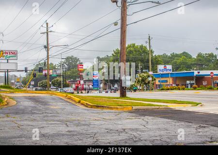 Decatur, GA / USA - 07 07 20: Fond urbain avec circulation et panneaux Banque D'Images