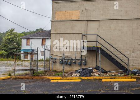 Decatur, GA / USA - 07 07 20: Déchets dans un bâtiment dans une zone urbaine à Decatur, GA Banque D'Images