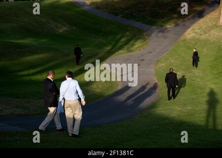 Le président Barack Obama marche avec le chef d'état-major Jack Lew sur le terrain de Kingsmill Resort pendant une pause de la préparation du débat à Williamsburg en Virginie octobre 14 2012. Banque D'Images