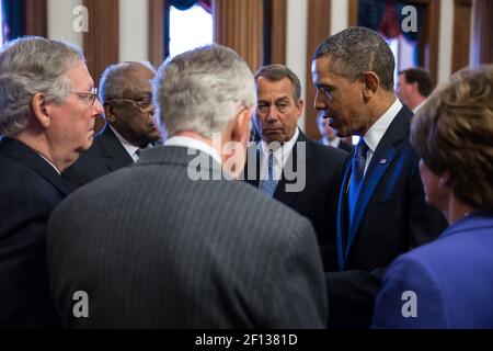 Le président Barack Obama s'entretient avec les dirigeants du Congrès avant la cérémonie de dévoilement de la statue de Rosa Parks au Capitole des États-Unis à Washington D.C. le 27 2013 février. Sur la photo, de gauche à droite : le leader de la minorité, le sénateur Mitch McConnell R-Ky.; le représentant James Clyburn D-S.C.; le leader de la majorité, le sénateur Harry Reid D-Neve; le Président de la Chambre, John Boehner R-Ohio; et la Représentante du leader de la minorité de la Chambre, Nancy Pelosi D-Calif. Banque D'Images