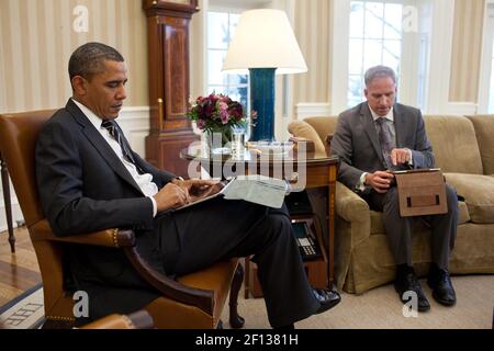 Le président Barack Obama reçoit le briefing quotidien présidentiel de Robert Cardillo, directeur adjoint du renseignement national pour l'intégration du renseignement dans le Bureau ovale, le 31 2012 janvier. Une partie de la réunion a été réalisée à l'aide d'une tablette. Banque D'Images