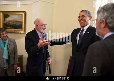 Le président Barack Obama se moque avec le Dr Andrew Sessler, le Lawrence Berkeley National Laboratory et le Dr John Holdren avant de rencontrer les récipiendaires du Prix Fermi 2013 dans le Bureau ovale, le 3 février 2014. Banque D'Images