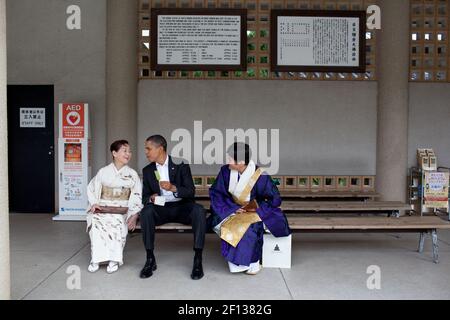 Le président Barack Obama mange de la glace au thé vert lors de sa visite au Grand Bouddha de Kamakura au temple Kotoku-in de Kamakura Japon novembre 14 2010. Banque D'Images