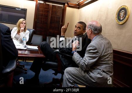 Le président Barack Obama confie avec le chef de cabinet Bill Daley lors d'une réunion avec des conseillers de haut niveau dans la salle de situation de la Maison Blanche le 8 2011 juillet. La conseillère principale adjointe, Stephanie Cutter, se trouve sur la gauche. Banque D'Images