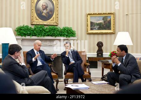 Le président Barack Obama et le vice-président Joe Biden sont informés par Jack Lew Left, directeur de la gestion et du budget, et Rob Nabors, assistant du président pour les affaires législatives, avant une réunion sur le budget avec les leaders républicains de la Chambre et démocrates du Sénat dans le Bureau ovale le 5 2011 avril. Banque D'Images