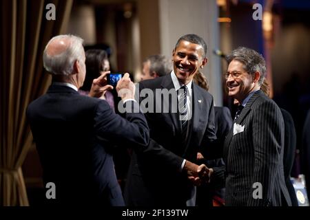 Le président Barack Obama est accompagné du conférencier principal Eric Metaxas en tant que vice-président Joe Biden prend sa photo lors du déjeuner national de prière à l'hôtel Hilton de Washington à Washington D.C., le 2 février 2012. Banque D'Images