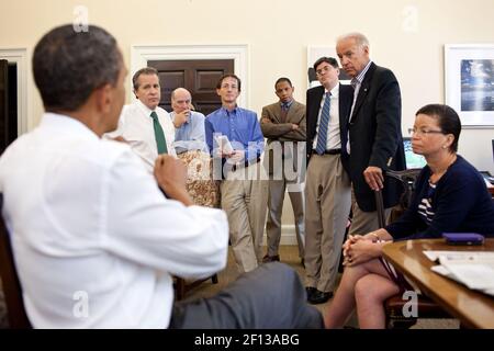 Le président Barack Obama rencontre des conseillers de haut niveau du bureau de l’aile ouest de Bill Daley à la Maison Blanche pour discuter des efforts en cours pour trouver une approche équilibrée de la limite de la dette et de la réduction du déficit, dimanche 31 2011 juillet. Sur la photo, de gauche à droite : le directeur du Conseil économique national, Gene Sperling; le chef de cabinet, Bill Daley; Bruce Reed, chef de cabinet du vice-président; Rob Nabors, adjoint au président, Affaires législatives; Jack Lew, directeur de l'OMB; le vice-président, Joe Biden; et la conseillère principale, Valerie Jarrett. Banque D'Images