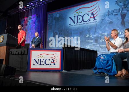 Le président Donald Trump accueille l'apprenti Liam Nicolette de l'IBEW 98 sur le podium à la National Electrical Contractor Association, le mardi 2 octobre 2018, au Pennsylvania Convention Center de Philadelphie. Banque D'Images