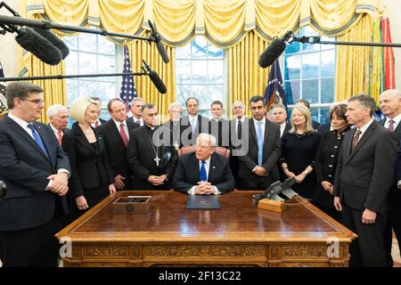 Le Président Donald Trump s'entretient avec les journalistes après avoir signé la H.R. 390-Iraq et Syrie Genocide relief and Accountability Act du 2018 mardi 11 2018 décembre dans le Bureau ovale de la Maison Blanche. Banque D'Images