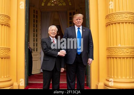 Le Président Donald Trump est accueilli par Nguyen Phu Trong Secrétaire général du Parti communiste et Président de la République socialiste du Vietnam au Palais présidentiel mercredi 27 2019 février à Hanoi. Banque D'Images