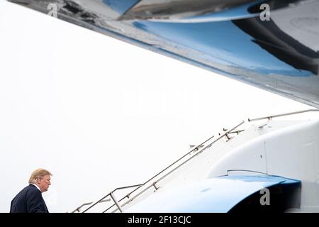 Le président Donald Trump monte à bord de la Force aérienne un mercredi 20 2019 mars à l'aéroport du comté d'Allen de Lima, dans l'Ohio, pour son vol de Lima à Canton, Ohio. Banque D'Images