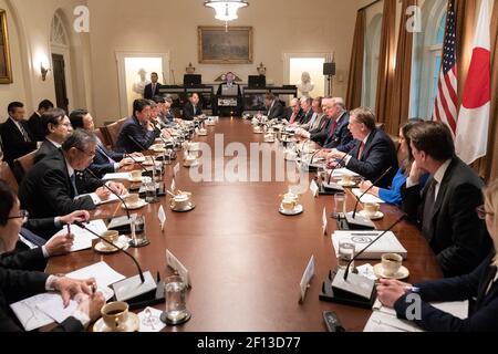 Le président Donald Trump rencontre le Premier ministre japonais Shinzo Abe lors d'une réunion bilatérale élargie vendredi 26 2019 avril dans la salle du Cabinet de la Maison Blanche. Banque D'Images