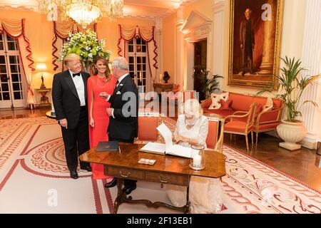 Le président Donald Trump et la première dame Melania Trump se joignent au prince de Galles et à la duchesse des Cornouailles en signe le livre d'or mardi 4 2019 juin à Winfield House à Londres. Banque D'Images