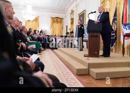 Le président Donald Trump prononce un discours lors de la cérémonie de la Médaille d'honneur pour le sergent d'état-major de l'armée américaine. David Bellavia le mardi 25 2019 juin dans la salle est de la Maison Blanche. Banque D'Images