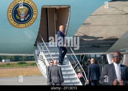 Le président Donald Trump fait ses adieux au personnel militaire mercredi 26 2019 juin à la fin d'un arrêt de ravitaillement à la base conjointe Elmendorf à Anchorage en Alaska. Le président Trump voyage pour assister au sommet du G20 à Osaka au Japon. Banque D'Images