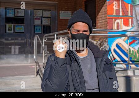 New York, États-Unis. 07e mars 2021. NEW YORK, NY - MARS 7: Un homme affiche un autocollant sur la main lisant "J'ai été vacciné!" Après avoir quitté l'État, le site de vaccination en relief à l'intérieur de la Maison Jacob A. Riis à Queensbridge Houses, dans le quartier de Queens, le 7 mars 2021 à New York. Crédit : Ron Adar/Alay Live News Banque D'Images