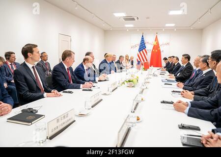 Le président Donald Trump, accompagné des membres de sa délégation, rencontre le président de la République populaire de Chine Xi Jinping lors de sa réunion bilatérale, le samedi 29 2019 juin, au Sommet du G20 au Japon, à Osaka, au Japon. Banque D'Images