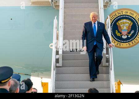 Le Président Donald Trump débarque Air Force One à son arrivée le samedi 29 2019 juin à la base aérienne d'Osan, en République de Corée. Banque D'Images