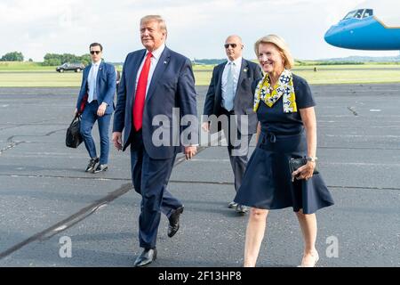 Le président Donald Trump est accompagné par le sénateur américain Shelly Moore Capito R-WV lorsqu'il arrive le mercredi 24 2019 juillet à bord d'Air Force One à l'aéroport du comté de Wheeling Ohio à Wheeling W.va Banque D'Images